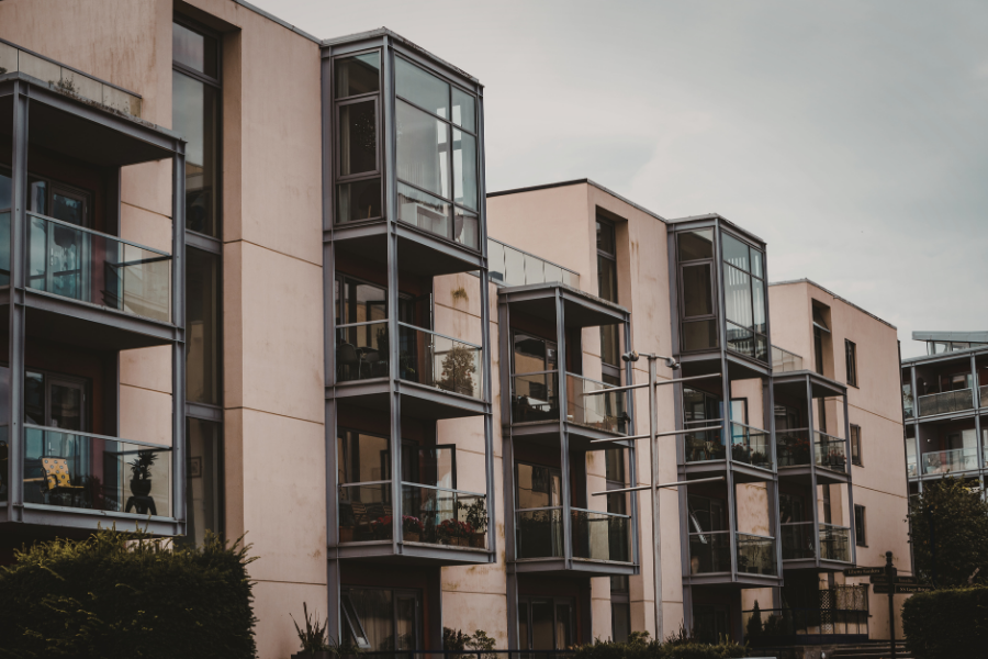 De ce unele apartamente stau luni pe piață și cum folosești asta la negociere